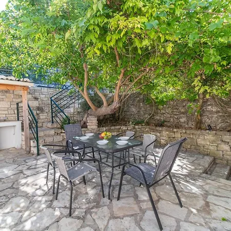 Adamantia Paxos * Gaios