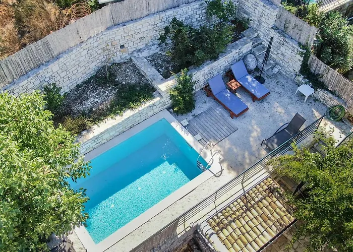 فيلة Adamantia Paxos